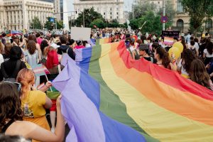 Asociația ACCEPT solicită România să elaboreze o strategie pentru promovarea egalității LGBTIQ+; doi ani de la decizia CEDO privind recunoașterea parteneriatelor între persoane de același sex, țara nu a adoptat încă un plan concret
