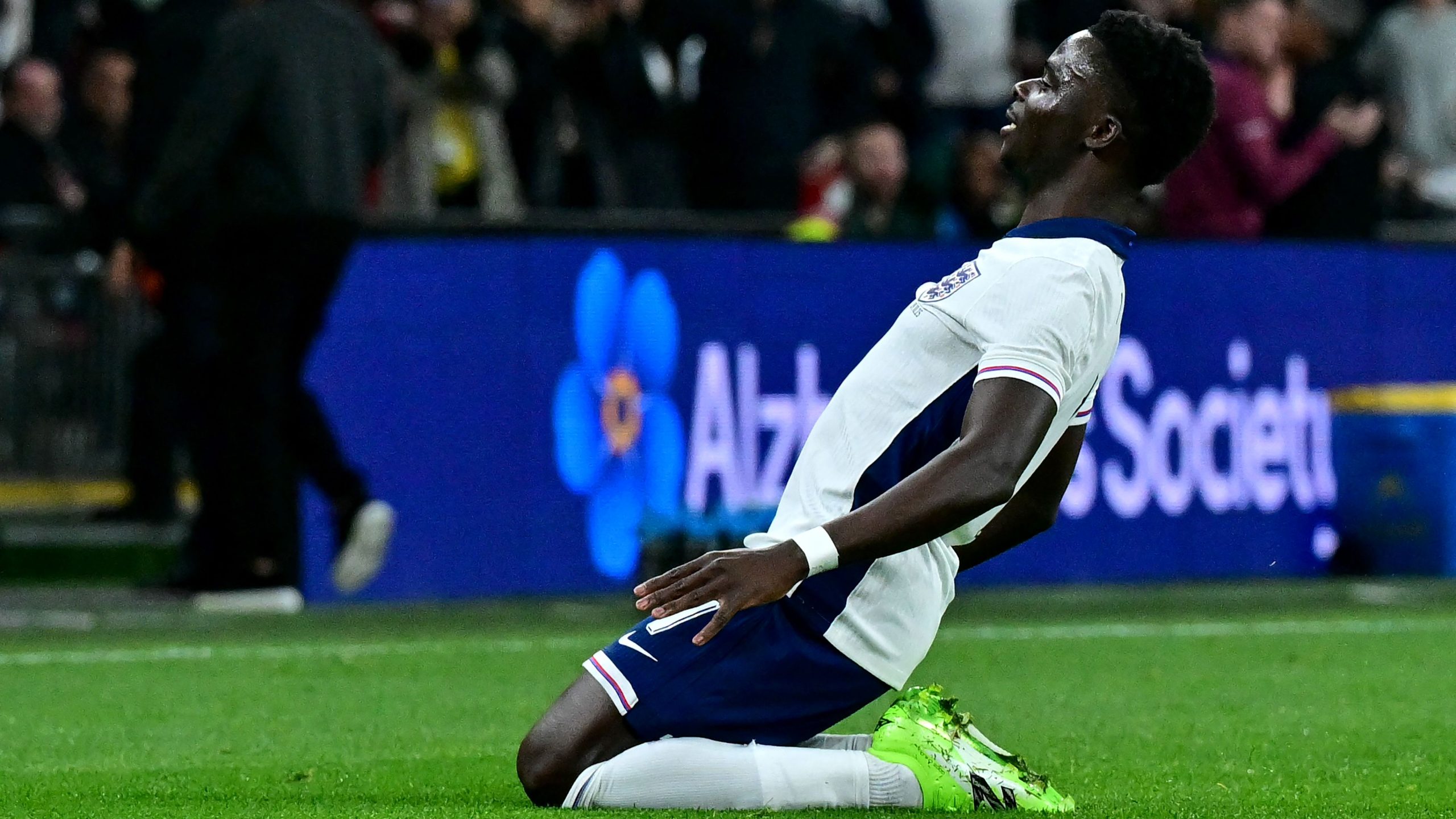 „Arsenal star Bukayo Saka stabileste un nou record cu un gol decisiv in meciul reprezentatiei Angliei impotriva echipei din Țara Galilor, devenind astfel cel mai de clot persoana care a marcat pentru echipa nationala in cadrul clubului sau.”