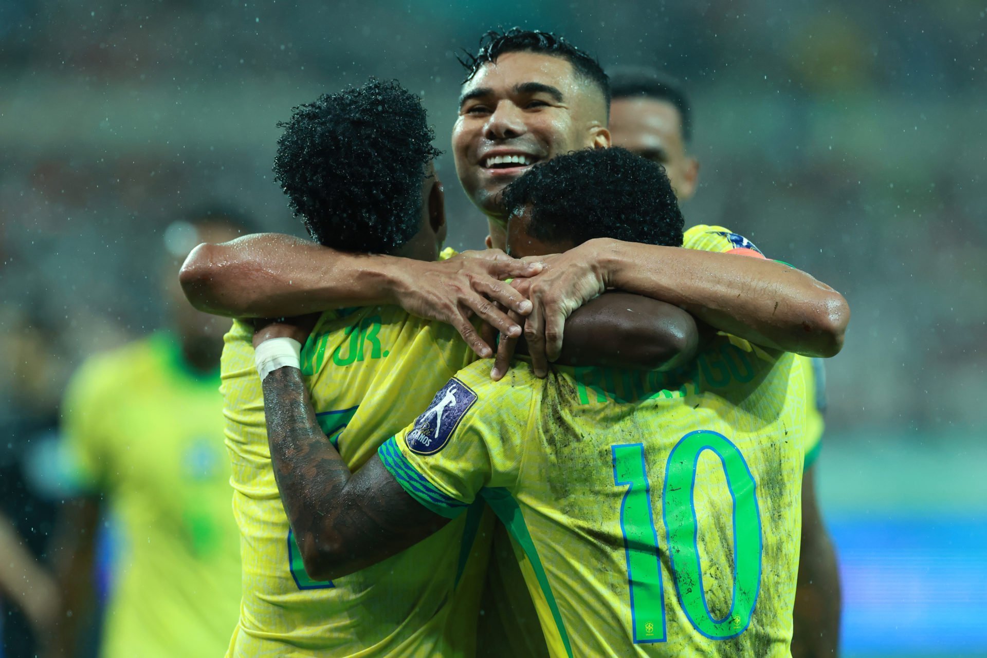 Titlul reformulat ar putea fi: „Brazilia obtine o victorie convingatoare cu 5-0, datorita lui Casemiro si Matheus Cunha, stelele de la Manchester ofera pase decisive”.

Sau, utilizand sinonime:
„Brazilia triumfa cu un scor zdrobitor de 5-0, mulțumită contribuției decisive a lui Casemiro și Matheus Cunha, jucătorii de la Manchester United oferă pase importante pentru goluri”.