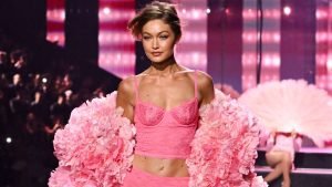 Gigi și Bella Hadid au transformat spectacolul de modă Victoria’s Secret într-o afacere de familie