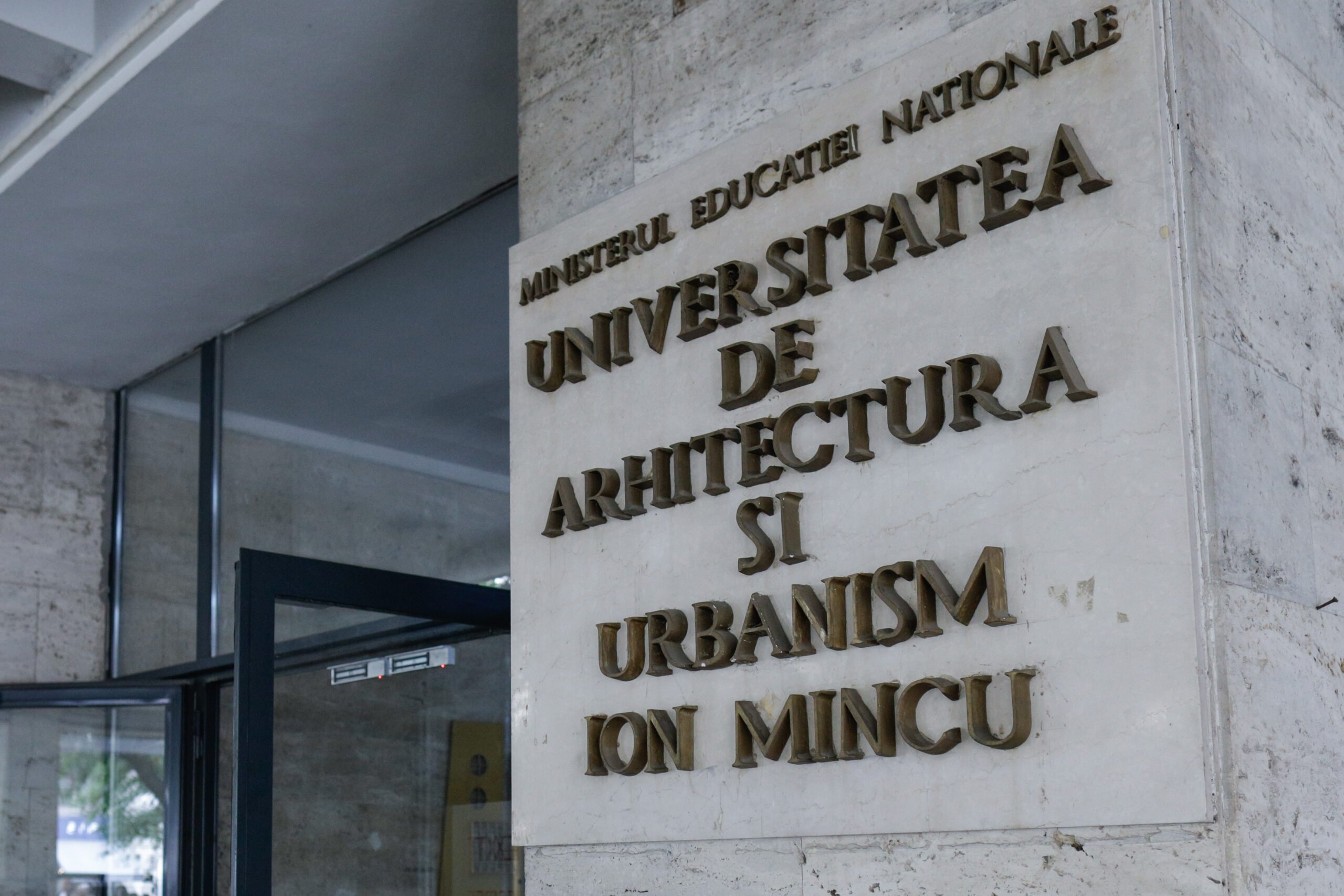 De ce nu s-au mutat cursurile de arhitectură în online după sesizarea privind infestarea cu ploșnițe? Răspunsul oficial de la conducerea Universității de Arte și Industrii Creative din Ulmeni