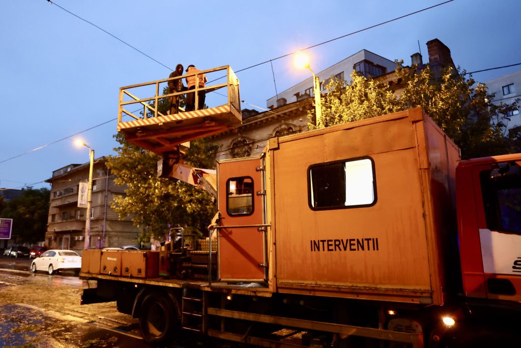 Furtuna cod portocaliu a provocat daune în București și Ilfov | Actualizare: Copac doborât peste o mașină aflată în trafic