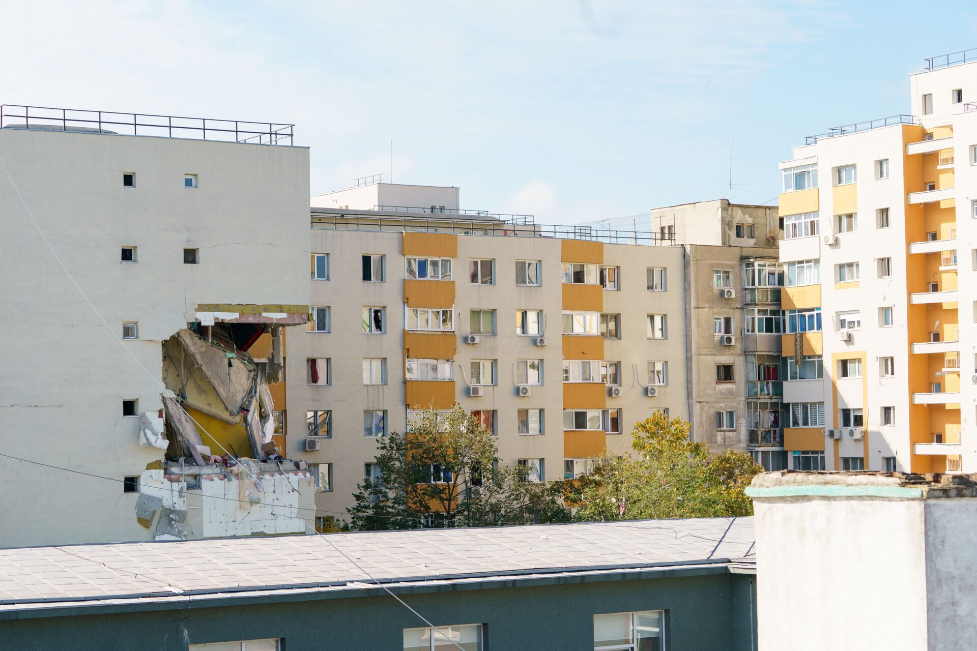 Blocul din Rahova nu poate fi demolat direct. Expert: Se recomandă o intervenție de urgență pentru a preveni prăbușirea colțului clădirii peste nivelurile superioare