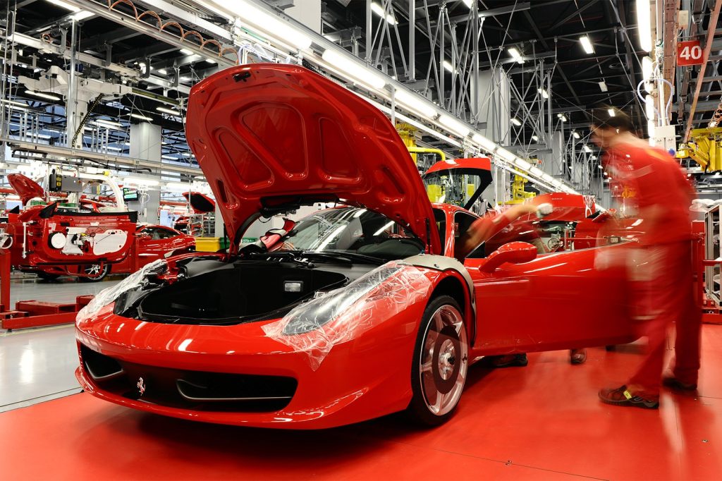 In-interiorul-fabricii-Ferrari.jpg