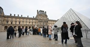 Jaf spectaculos la Luvru, bijuterii furate