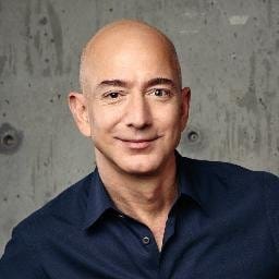 Jeff Bezos declară că inteligența artificială se confruntă cu o bulă în sectorul industrial, însă tehnologia va aduce beneficii „colosale” societății.