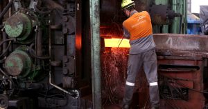 Producția de la Combinatul Siderurgic Hunedoara reîncepe, dar când se întorc angajații?