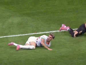 Iată o reformulare a titlului: “Ianis Hagi, o personalitate complexă! Au apărut fotografii revelatoare: ce a făcut pe terenul de joc înainte de a fi înlocuit”