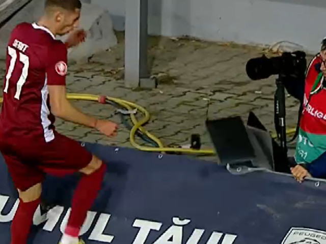 Video | A distrus laptop-ul unui jurnalist în timpul meciului Petrolul