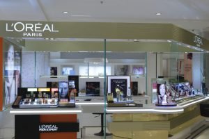 L’Oréal preia divizia de cosmetice a Kering, incluzând Gucci și Balenciaga, pentru 4 miliarde dolari