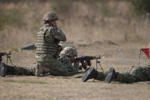 Manevre militare cu muniție de război în poligonul Babadag, județul Tulcea