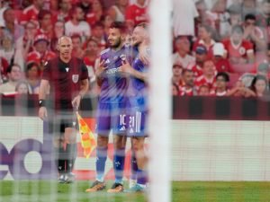 De la 4.000 de euro lunar în România la statut de erou în Champions League