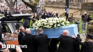 Mii de oameni participă la funeraliile lui Ricky Hatton în Manchester