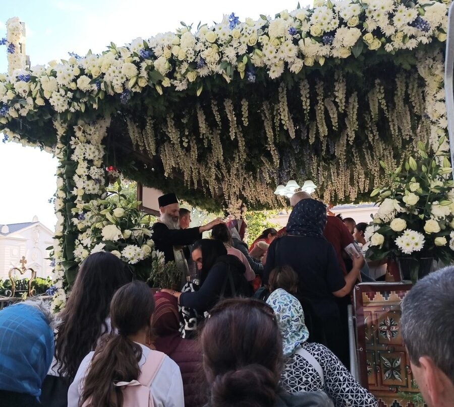 Câteva sute de oameni au solicitat asistență medicală în timpul pelerinajului de o săptămână la Sfânta Parascheva, cu timp de așteptare de până la 15 ore; racla cu moaștele Sfintei Parascheva a fost readusă în Catedrala din Iași