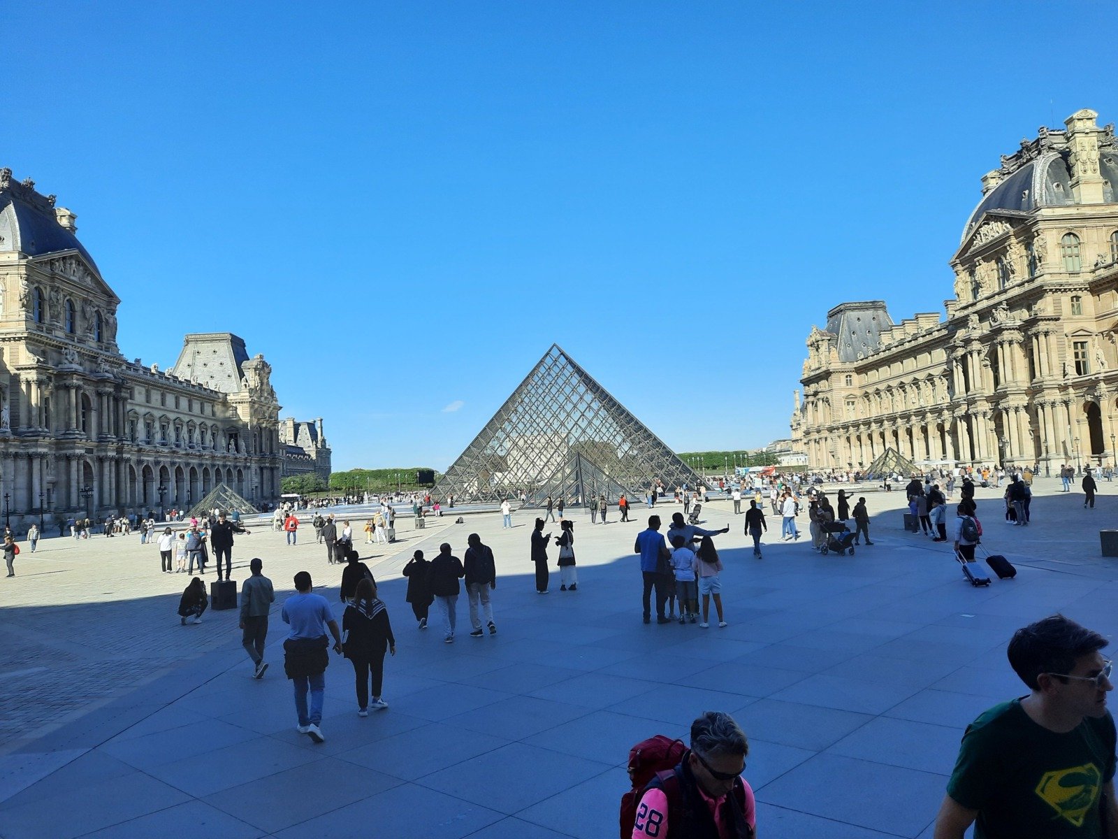 [ad_1] Cinci echipe de arhitecți au fost selecționate în prima etapă a unui concurs internațional pentru proiectul de renovare și transformare a celebrului Muzeu Luvru, cel mai popular muzeu din lume, anunțat vineri de Ministerul Culturii din Franța