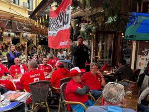 Au ocupat Centrul Vechi! Suporterii Austriei, spectacol pe străzile Bucureștiului