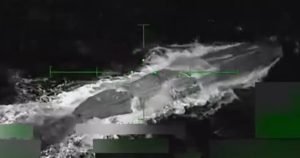 Fostul președinte american Donald Trump a postat o imagine care prezintă o operațiune de distrugere a unui vas submersibil de mari dimensiuni, suspectat a fi implicat în transportul de droguri către Statele Unite ale Americii, exprimându-și mândria și onoarea de a fi fost asociat cu această acțiune.