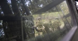 Armata rusă: comandanții confiscă carduri bancare pentru a preveni dezertarea