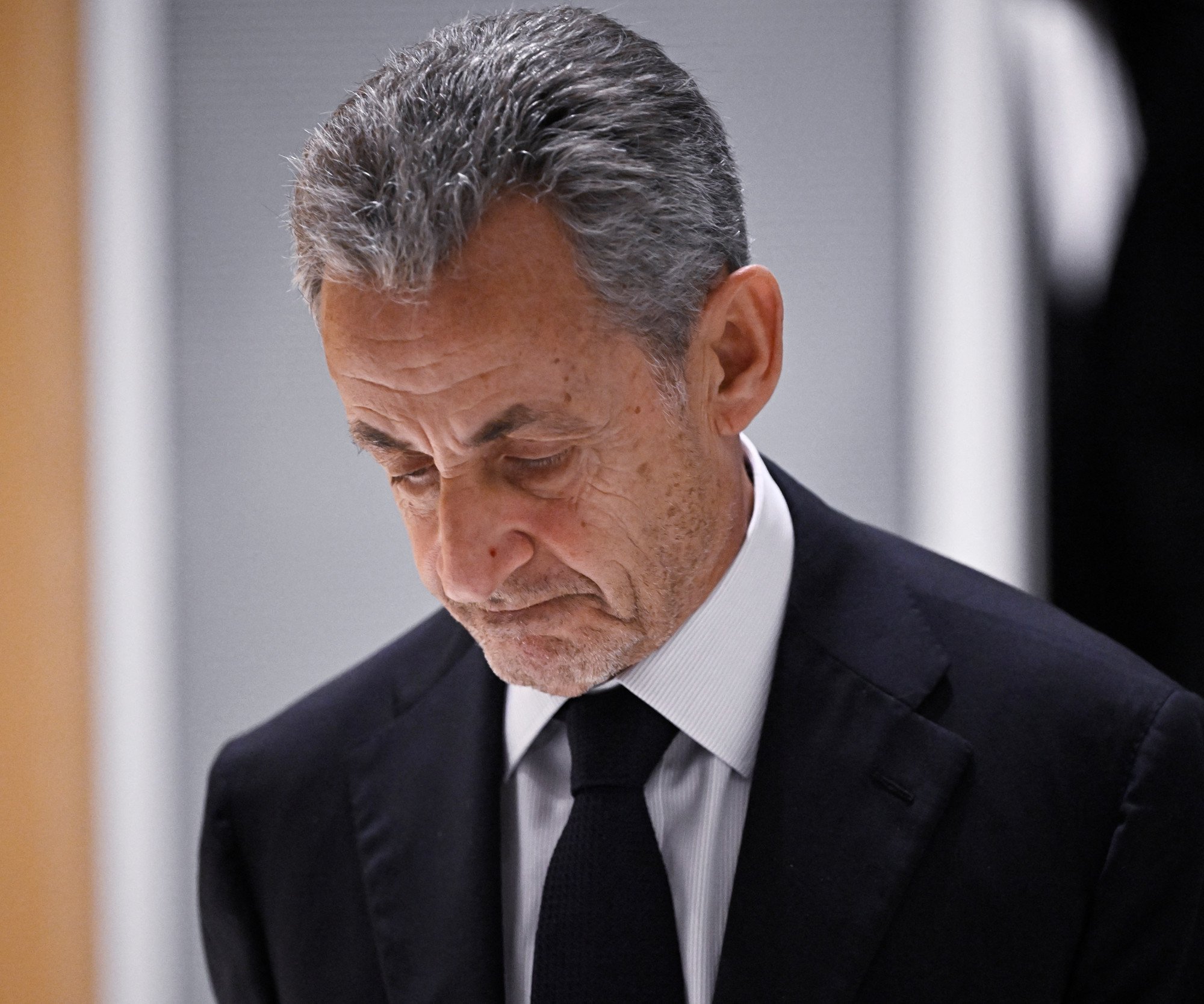 [ad_1] Fostul președinte al Franței, Nicolas Sarkozy, a fost condamnat la cinci ani de închisoare cu executare provizorie, devenind astfel primul fost președinte care va intra în spatele gratiilor