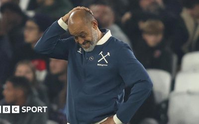 Nuno Espirito Santo looks downwards with his right hand clasped to the top of his head during West Ham's defeat