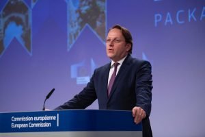 Von der Leyen nu va revoca mandatul comisarului maghiar, deși există acuzații de spionaj; președintele Comisiei Europene va avea o discuție directă cu Olivér Várhelyi despre raportul legat de espionajul din Ungaria într-un termen cât mai scurt