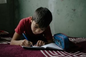 Peste o treime dintre copiii din România trăiesc în sărăcie, conform unui studiu realizat de organizația Salvați Copiii România, cu un procentaj de 75,8% în rândul celor ale căror părinți au o educație deficitară