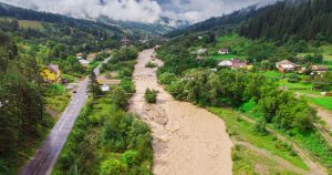 Atenție maximă din cauza inundațiilor de pe râuri.