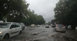 Ciclonul lovește Constanța, școlile închise miercuri din cauza riscului de inundații
