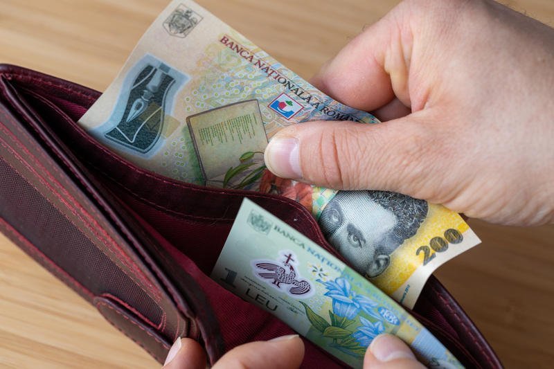 Patronii cer menținerea salariului minim la nivelul actual în 2026.