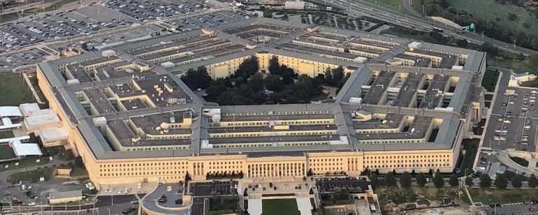 Protest la Pentagon: jurnaliștii și-au predat legitimațiile de acces și au părăsit clădirea din cauza noilor reguli de aprobare a articolelor de către șeful Pentagonuluiea noastră”