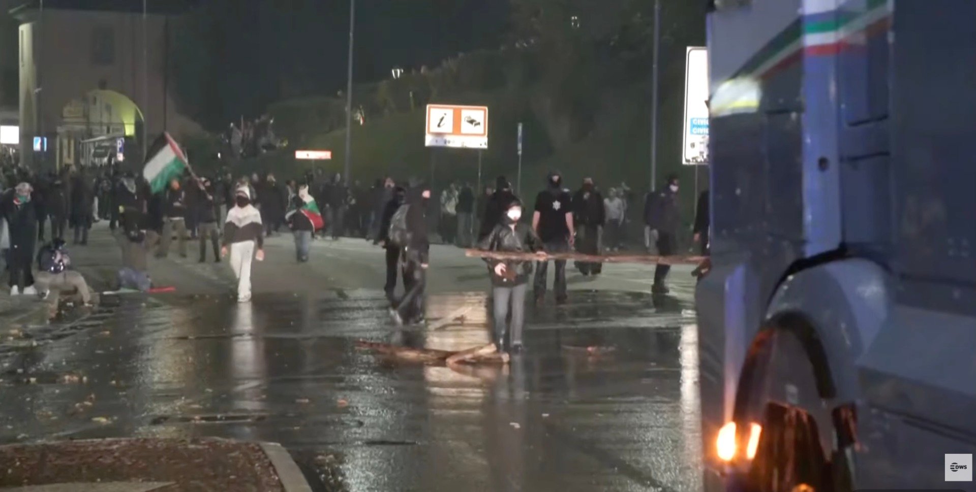 Confruntări între forțele de ordine și protestatarii pro-palestinieni în timpul meciului Italia versus Israel de la Udine