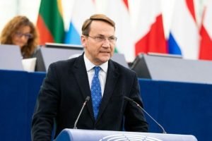 Ministrul de Externe al Poloniei: Nu se poate asigura că avionul lui Putin nu va fi obligat să aterizeze în cazul în care va trece deasupra teritoriului polonez, având în vedere mandatul de arestare emis de justiție