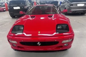 Un italian vinde un Ferrari de 165.000 de euro unor români, descoperind ulterior că cecurile false proveneau de la o bancă inexistente; șapte persoane au fost arestate în Italia, iar mașina a fost recuperată din Timișoara