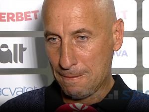 Risci o palmă oricând