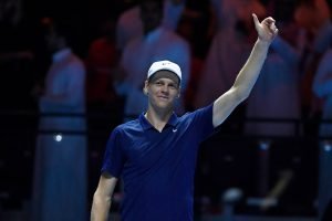 Iată o posibilă reformulare a titlului: “Transmisiune live a Turneului celor Șase Regi: Scoruri și actualizări pe măsură ce Jannik Sinner deschide primul zi al evenimentului de mare valoare din Arabia Saudită, disponibil pe o platformă de streaming populară.” 

Sau, într-o altă variantă: “Rezultate și știri live de la Turneul celor Șase Regi: Jannik Sinner în fruntea primei zile a evenimentului de mare valoare din Arabia Saudită, difuzat pe un serviciu de streaming cunoscut.”