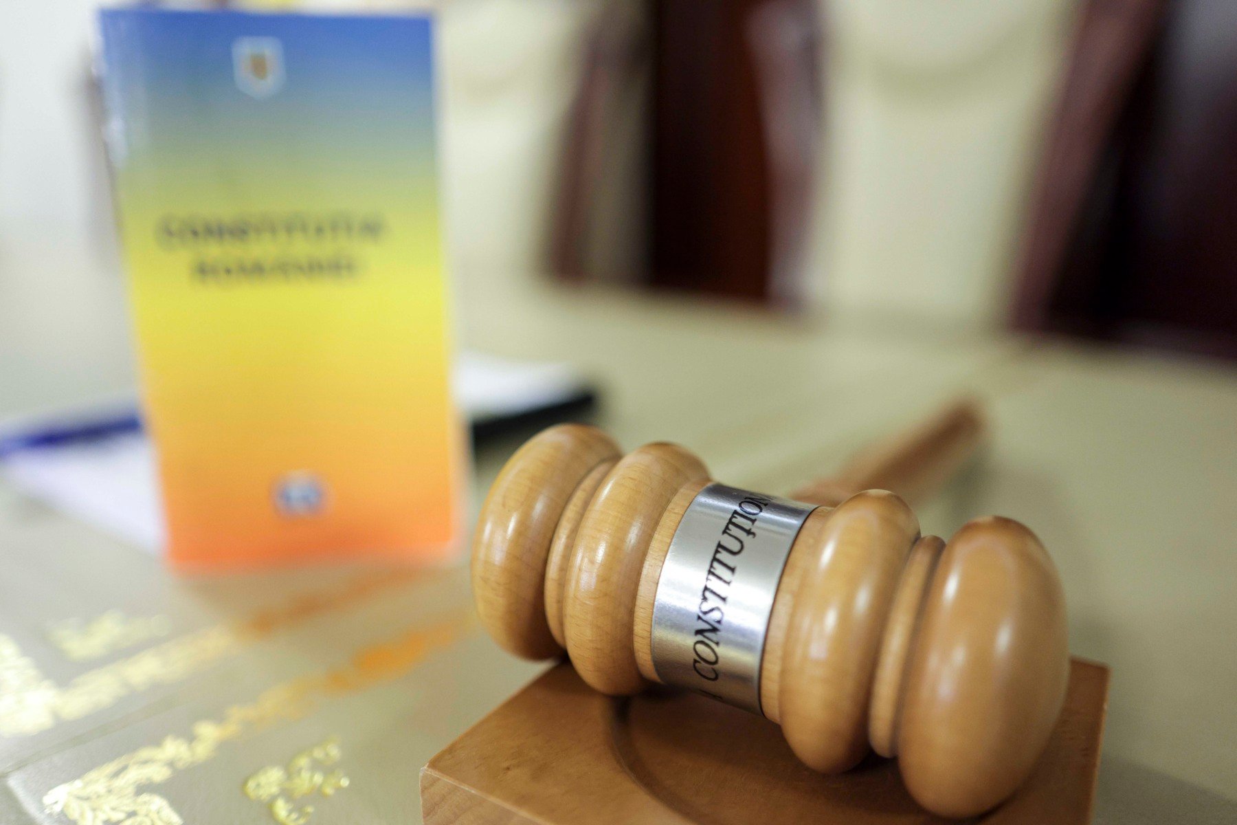 Legea pentru măsuri de redresare și eficientizare a resurselor publice, considerată parțial constituțională / Judecătoriile au declarat neconstituțională reglementarea privind testul poligraf pentru funcționarii de la Vamă
