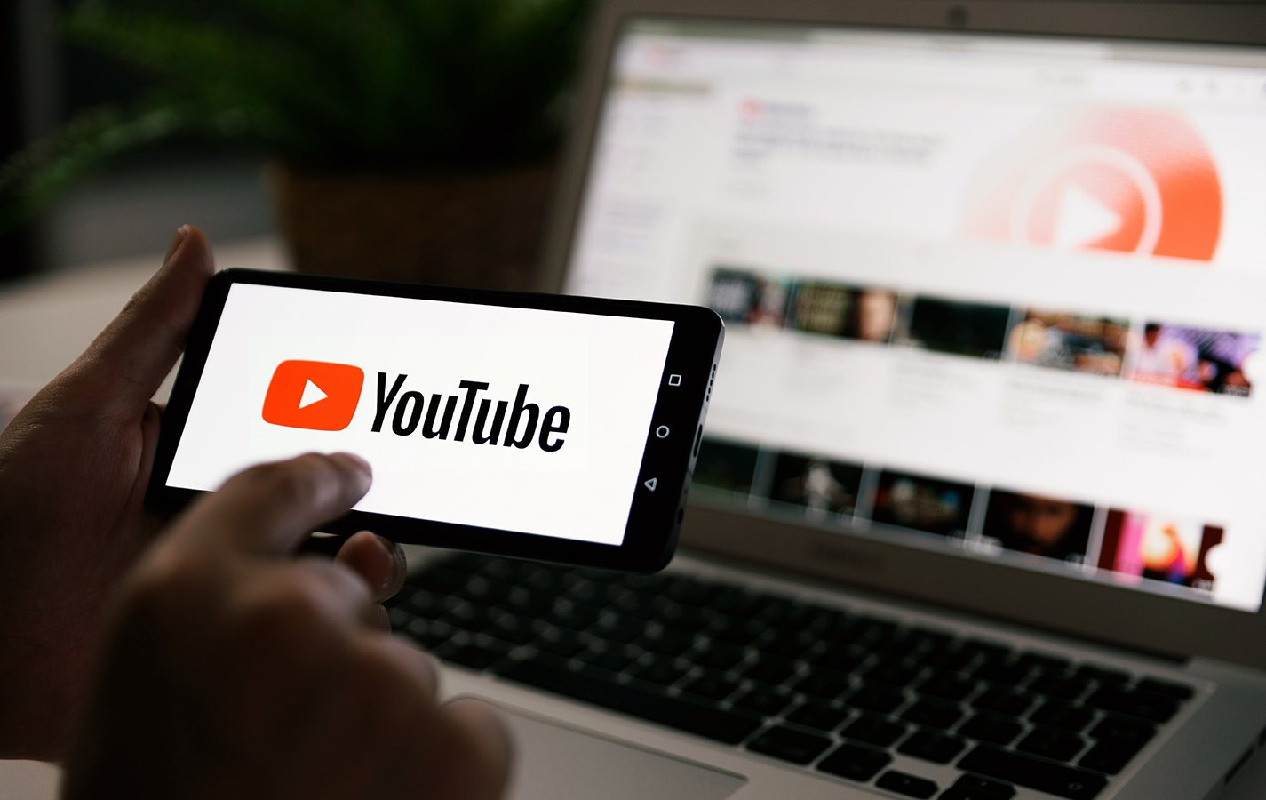 [ad_1] YouTube a început să implementeze o serie de actualizări vizuale și funcționale menite să îmbunătățească experiența utilizatorilor