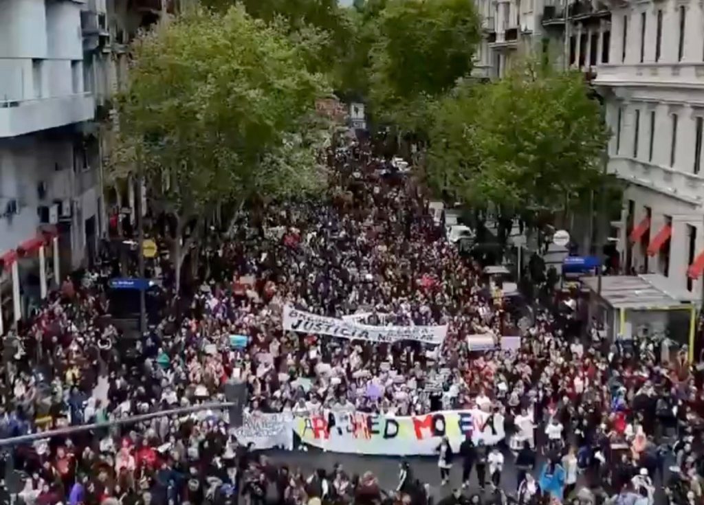 Argentina arestează al șaptelea suspect în ancheta unui femicid care a șocat țara / Trei femei au fost torturate și ucise în direct pe Instagram