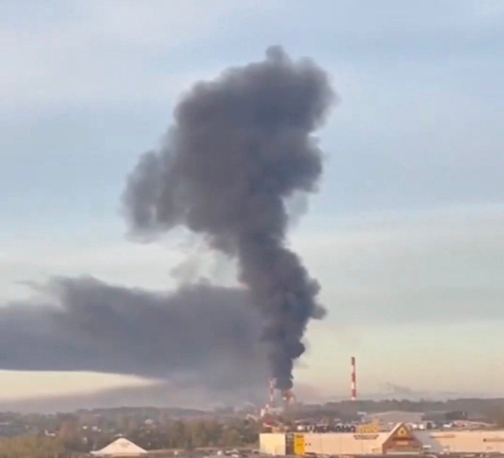 [ad_1] Un incendiu a avut loc la rafinăria de petrol Iaroslavnefteorgsintez, una dintre cele mai mari din Rusia și deținută de compania Slavneft