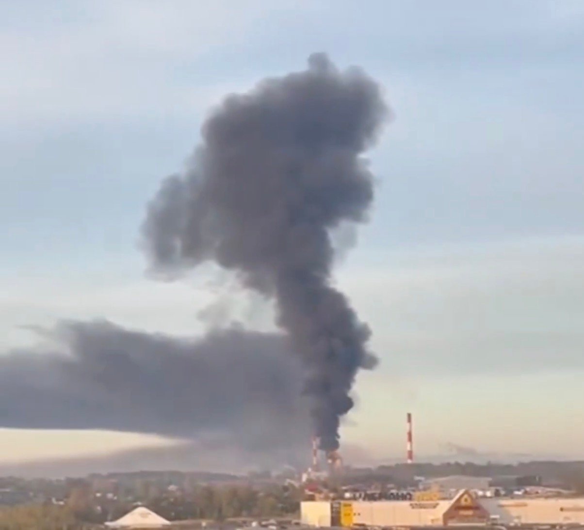 [ad_1] Un incendiu a avut loc la rafinăria de petrol Iaroslavnefteorgsintez, una dintre cele mai mari din Rusia și deținută de compania Slavneft