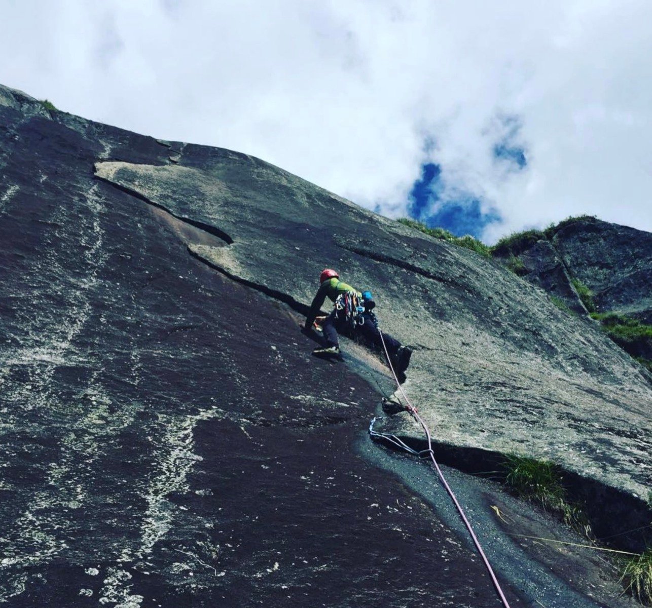 Tânărul american Balin Miller, în vârstă de numai 23 de ani, și-a pierdut viața în timpul escaladei pe traseul El Capitan din Parcul Yosemite, după o cădere de 700 de metri, înregistrată și transmisă în direct pe o platformă de socializare.