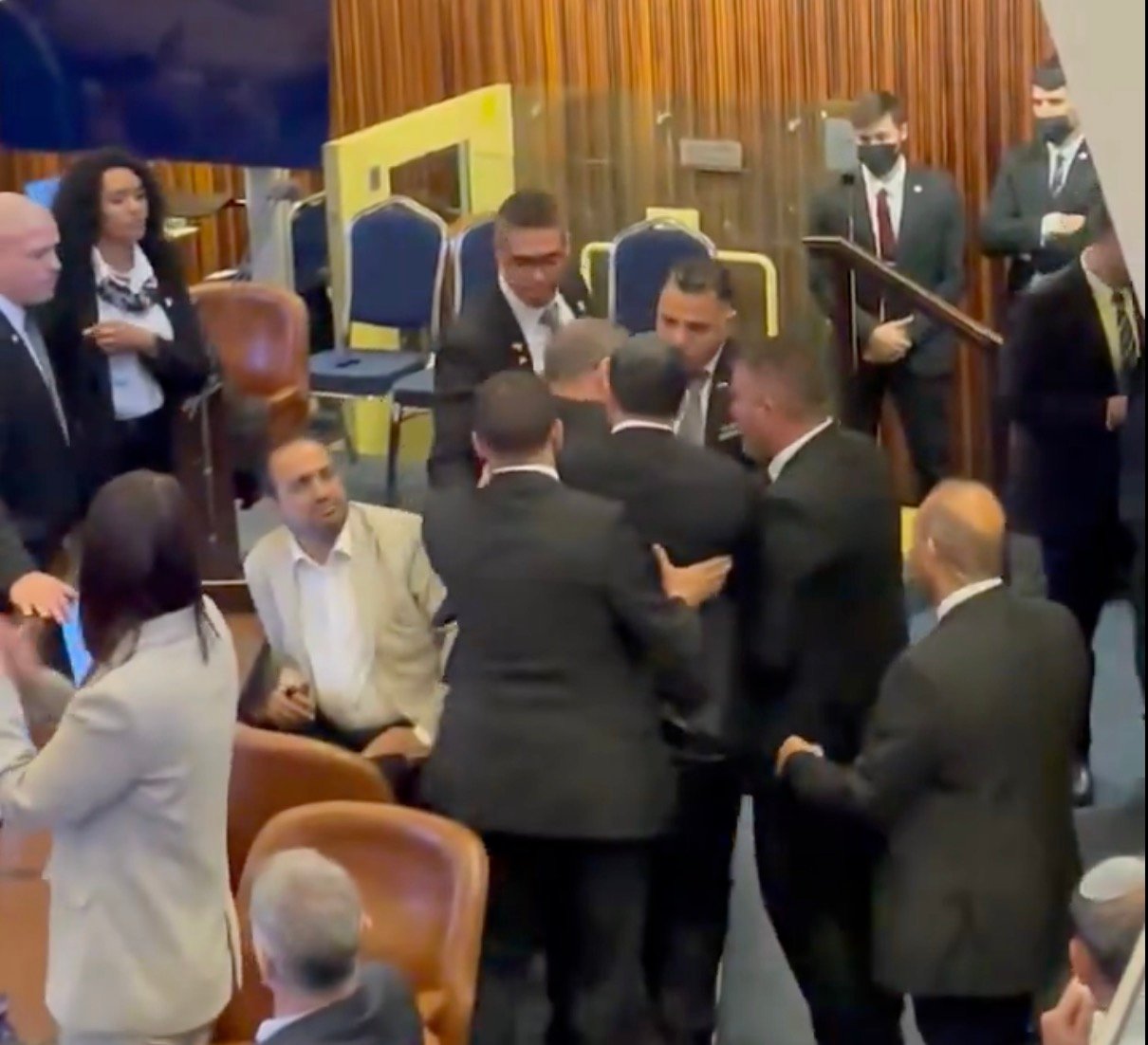 Video: „Recunoașteți Palestina?” – Discursul lui Trump în Knesset, întrerupt temporar de doi parlamentari și evacuat rapid de către forțele de ordine