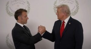 Video cu o îmbrățișare mai neașteptată între Macron și Trump care devine viral pe rețelele sociale