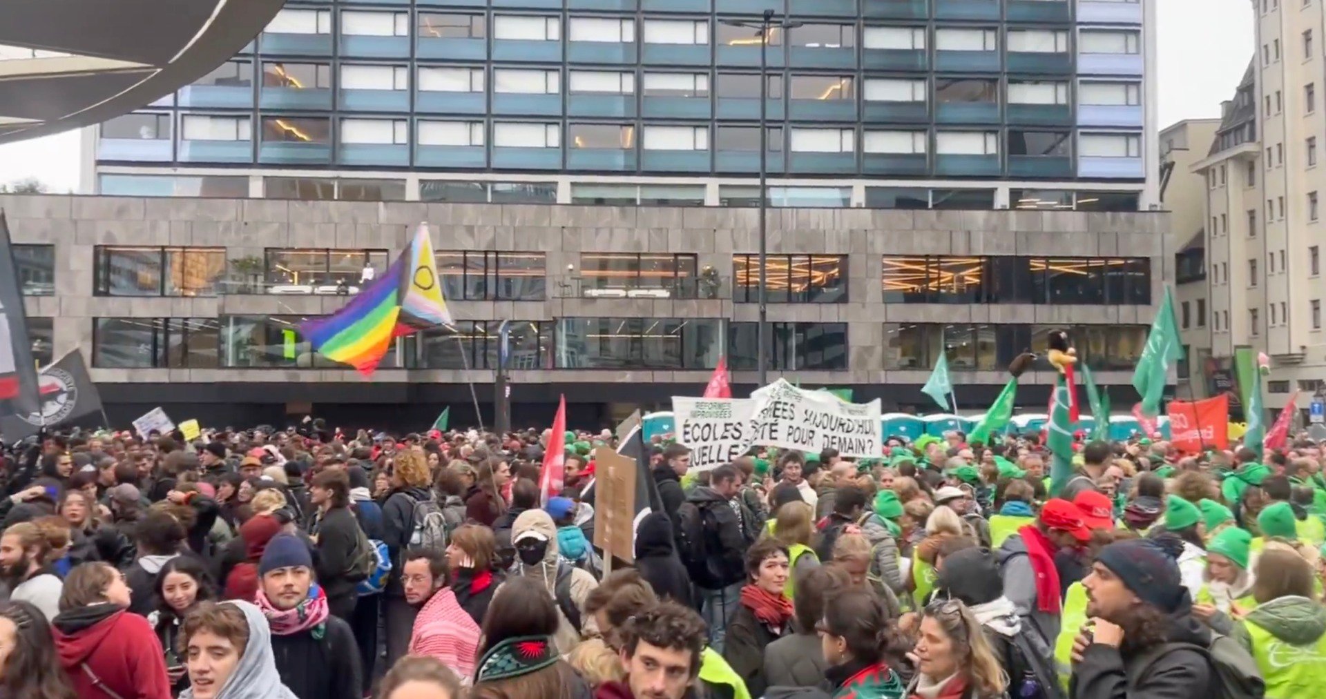 [ad_1] Zeci de mii de protestatari au ieșit marți în stradă la Bruxelles pentru a se oppune planurilor de austeritate ale guvernului, o acțiune de amploare care a dus la blocarea zborurilor și la perturbarea transportului public, conform unei publicații de știri din Franța