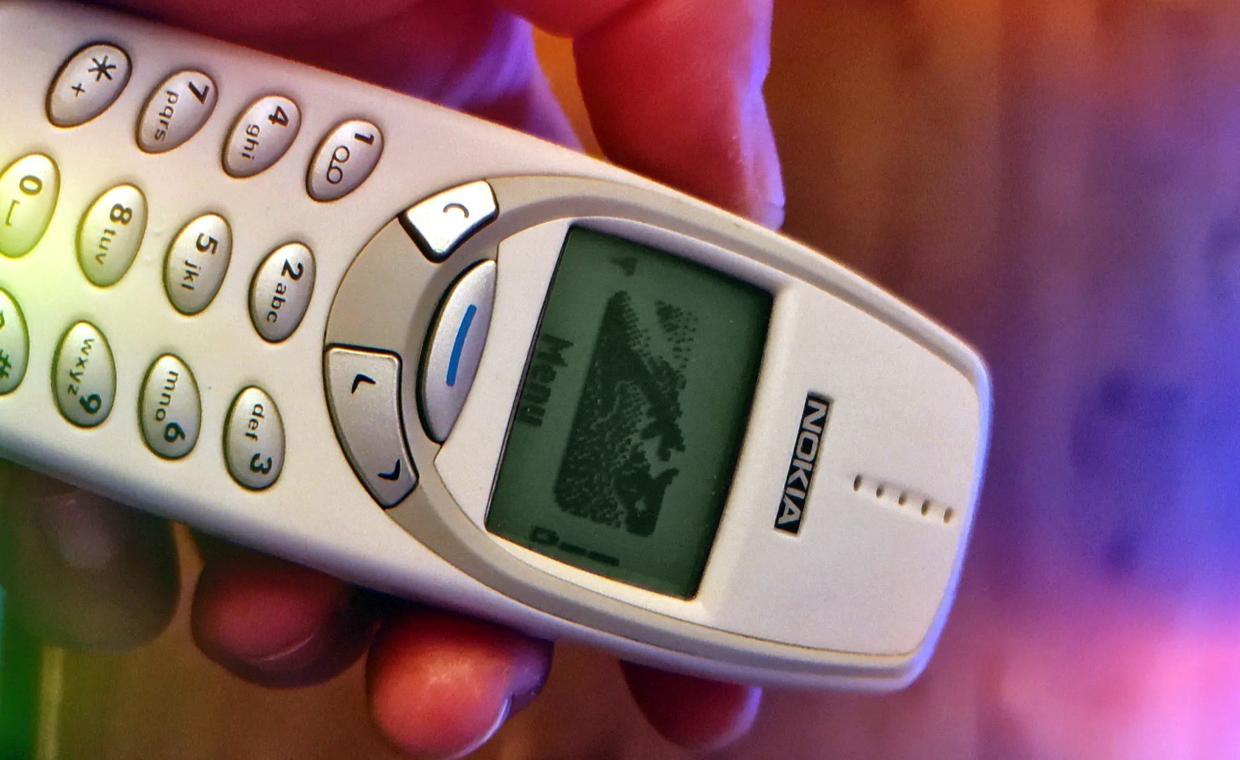 [ad_1] Într-o epocă dominată de ecrane și notificări, tot mai mulți oameni aleg să reducă zgomotul digital, optând pentru telefoane simple