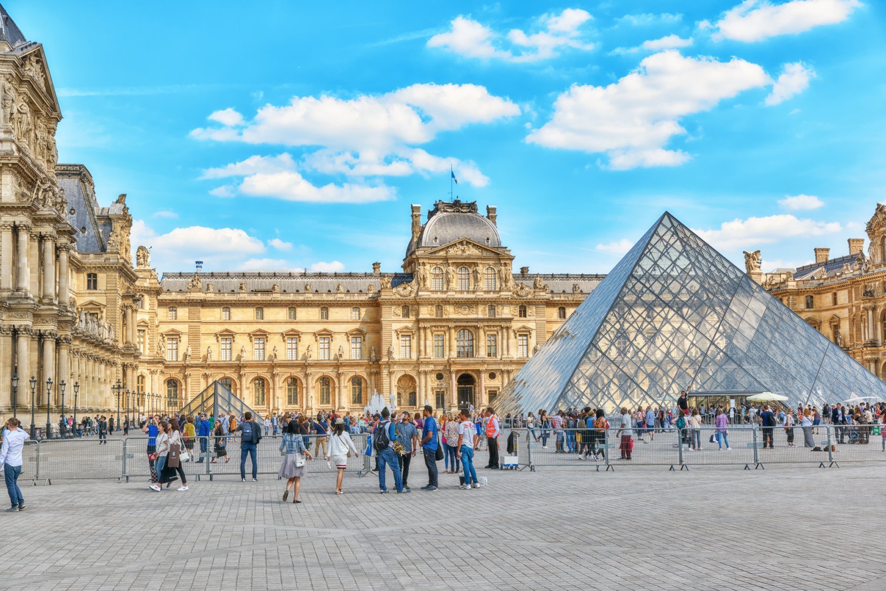 Procurorii francezi despre jaful din Muzeul Luvru: „Mai multe grupuri au sprijinit hoții în comiterea infracțiunii” / Aproximativ o sută de anchetatori sunt implicați în anchetă la Paris