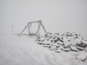 Vremea periculoasă în Carpați: turiștilor li se recomandă să renunțe la drumeții