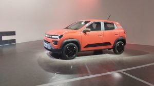 Dacia Spring disponibil ca scuter în Italia pentru 3.900 de euro, în timp ce prețul mașinii începe de la 17.900 de euro, beneficiind de o subvenție ecologică de stat de 11.000 de euro și o promoție Dacia suplimentară de 3.000 de euro