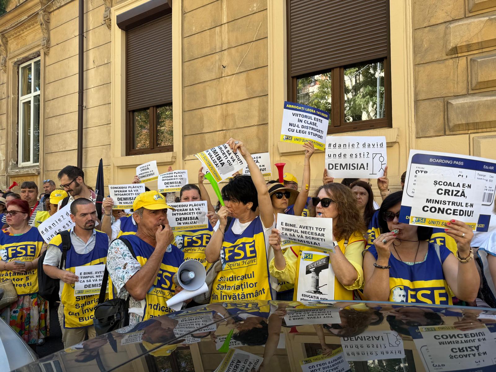 Angajați din învățământul sindical organizază un protest în fața sediului Ministerului Educației și Cercetării pentru a-și exprima nemulțumirea față de măsurile fiscale și bugetare ale Guvernului