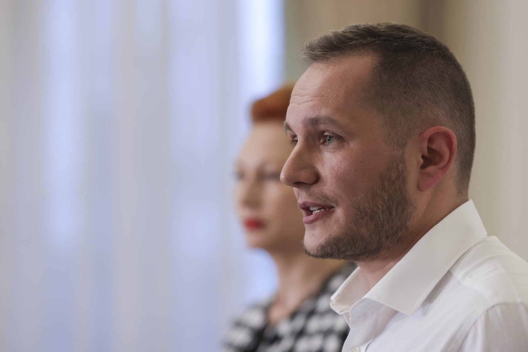 Prefectul Capitalei avertizează asupra dezinformărilor online: fotografiile cu persoane intrând într-un imobil avariat de o explozie nu provin din Rahova